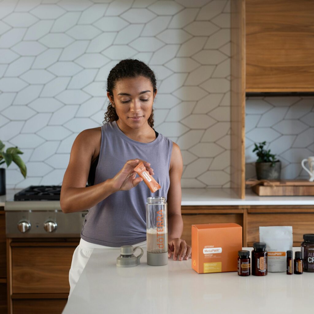 Femme active en pleine séance de sport pour booster naturellement son métabolisme